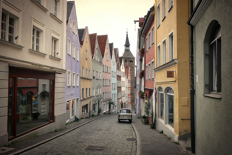beige, red, and purple painted houses, road, architecture, city HD wallpaper