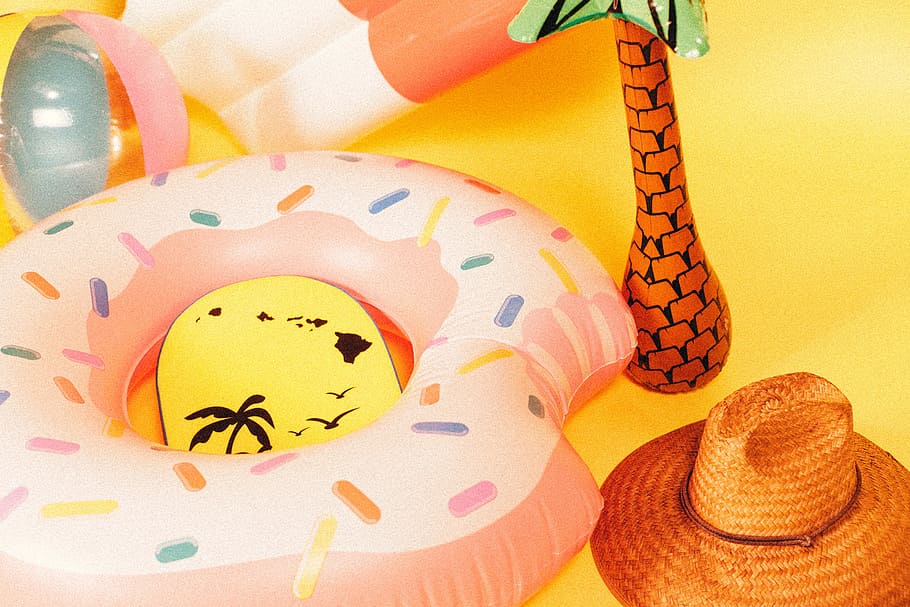 brown sun hat near floater, pink doughnut pool floats near brown straw hat HD wallpaper