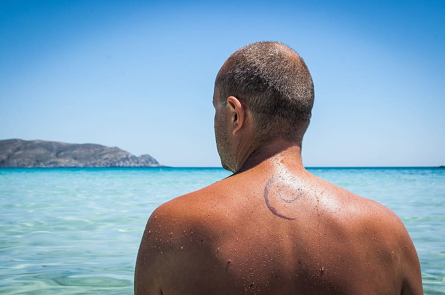 man soaking on body of water, Tattoo, Back, Debian, Linux, Geek HD wallpaper