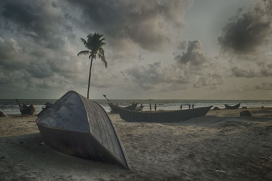 Gray Boat on Gray Sand Beach Under Gray Cloudy Sky, bangladesh, HD wallpaper