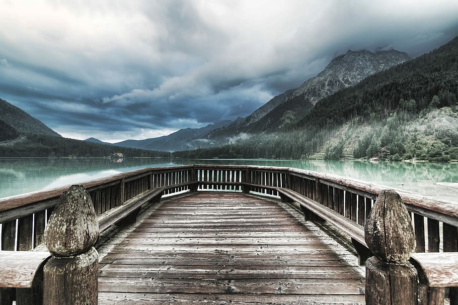 brown wooden dock facing mountains, brown dock near mountain and body of water during daytime HD wallpaper
