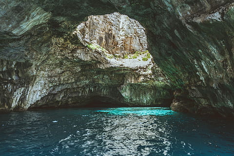 underwater cave, blue body of water under rocky cave, sunlight HD wallpaper