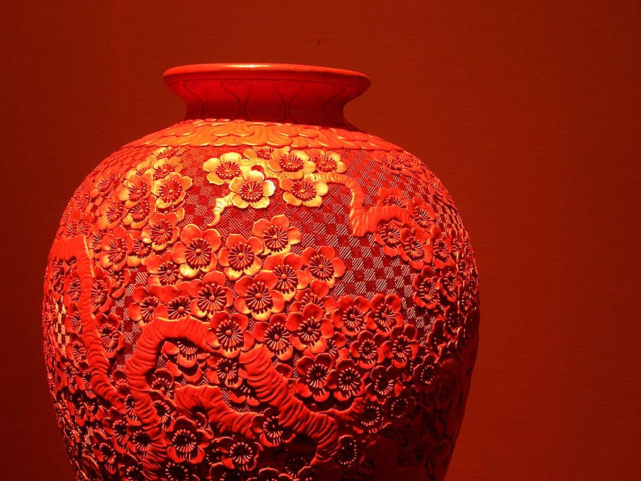 focus photo of red floral ceramic vase, lacquerware, artwork, HD wallpaper