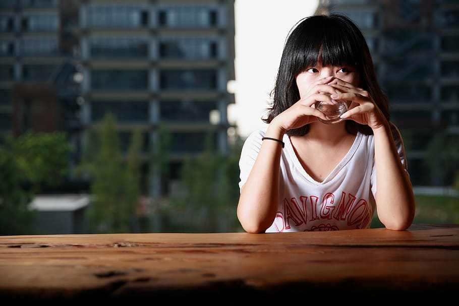 woman putting her hand on table, portrait, park, creative, fill light HD wallpaper