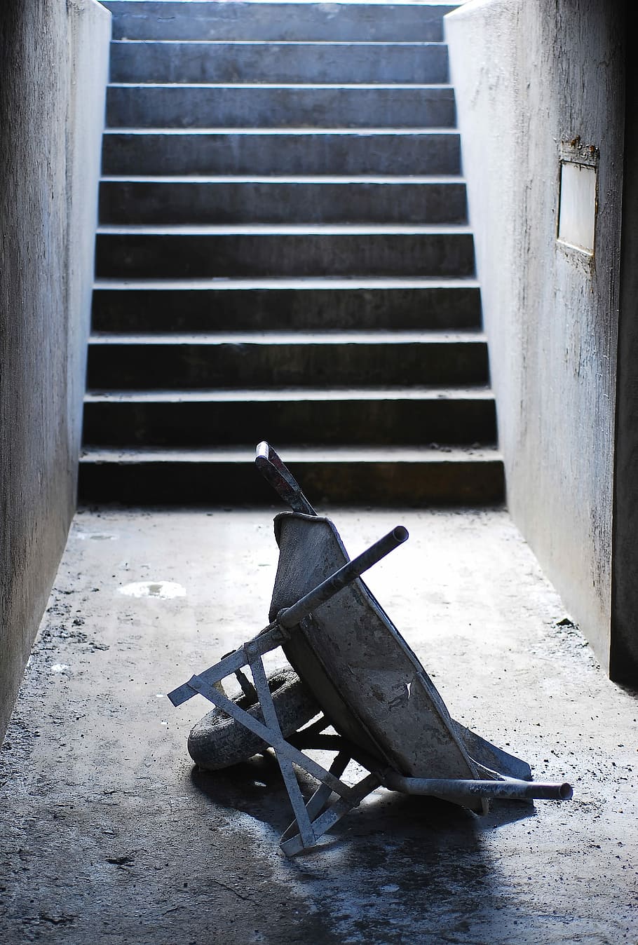 Wheelbarrow at a concrete plant.  Very Worn, wheel barrow in the middle of the hall HD wallpaper