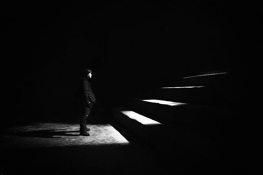 grayscale photo of man standing in front of stairs, man standing near the stairway HD wallpaper