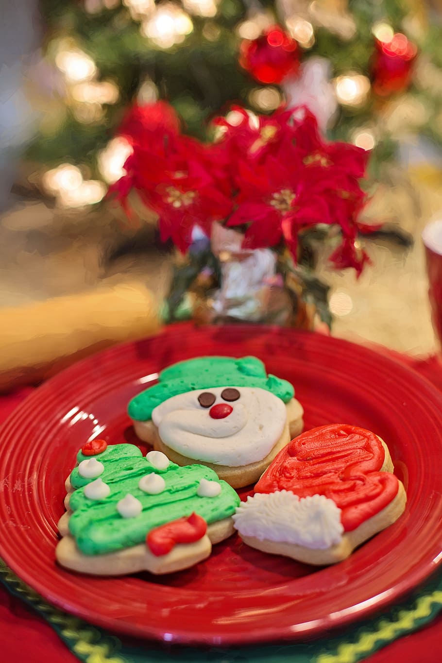 three christmas cookies on round red ceramic plate, cut-outs, HD wallpaper