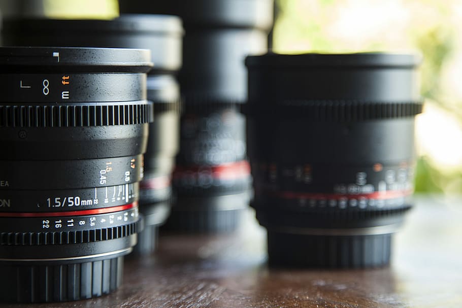 macro photography of telephoto lens, several assorted camera lens on brown table HD wallpaper