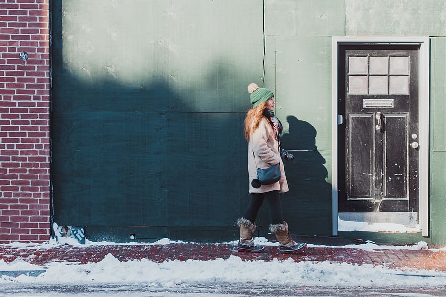 woman standing beside wall and door during daytime, woman walking beside building, HD wallpaper