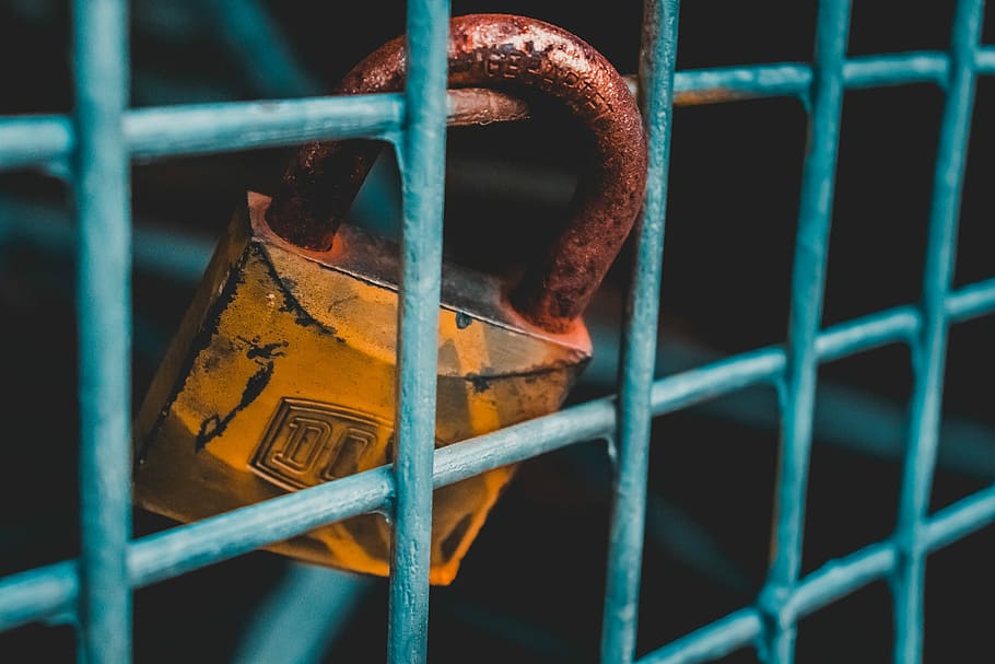 brown padlock photography, brown padlock in macro lens photography HD wallpaper