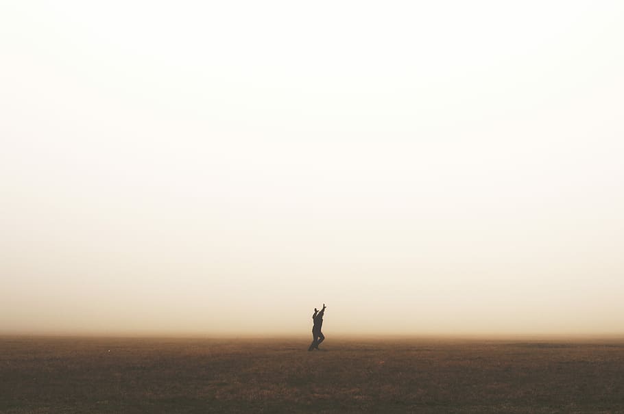 silhouette of person raising hands, silhouette of person in the middle of desert HD wallpaper
