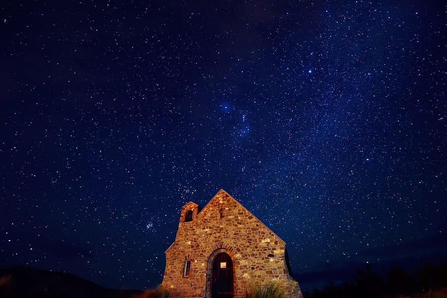brown brick house under starry night, brown brick house during nighttime HD wallpaper