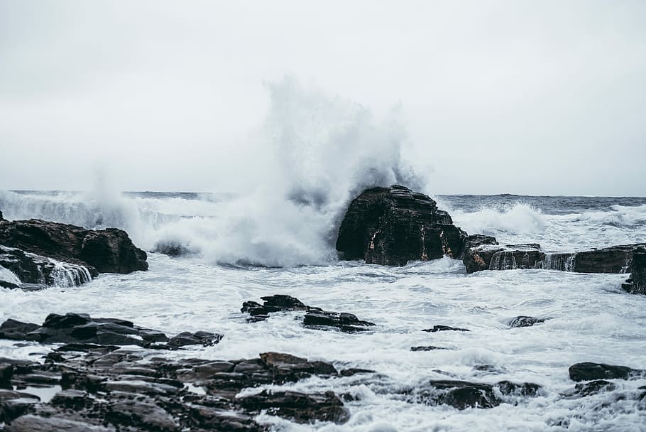 sea waves hitting rocks, splashing sea water on seashore at daytime HD wallpaper