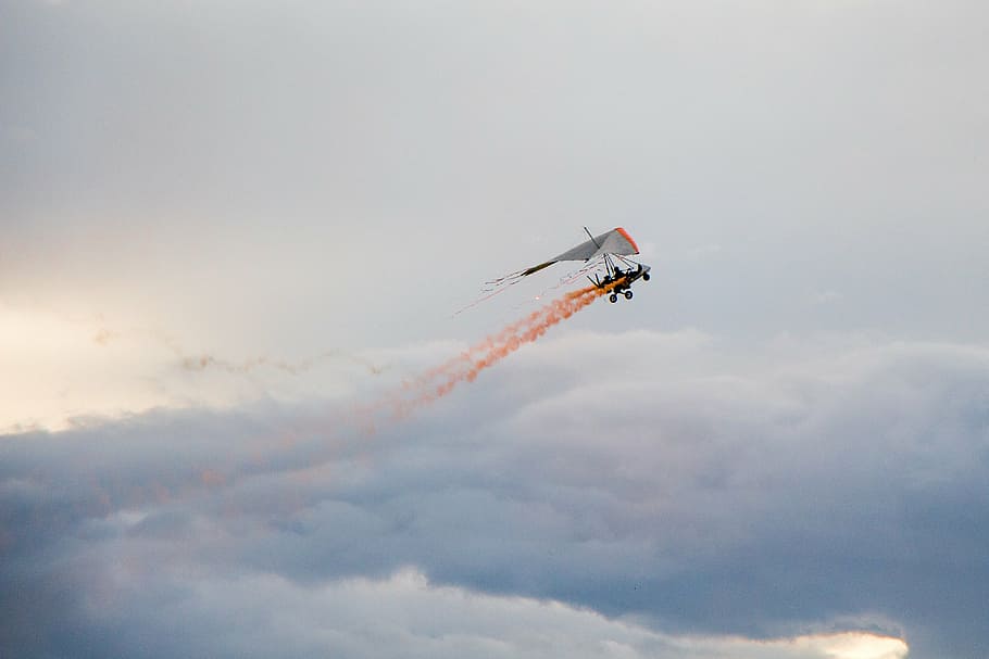 hang glider, stormy, clouds, sunset, smoke, flare, danger, dom HD wallpaper