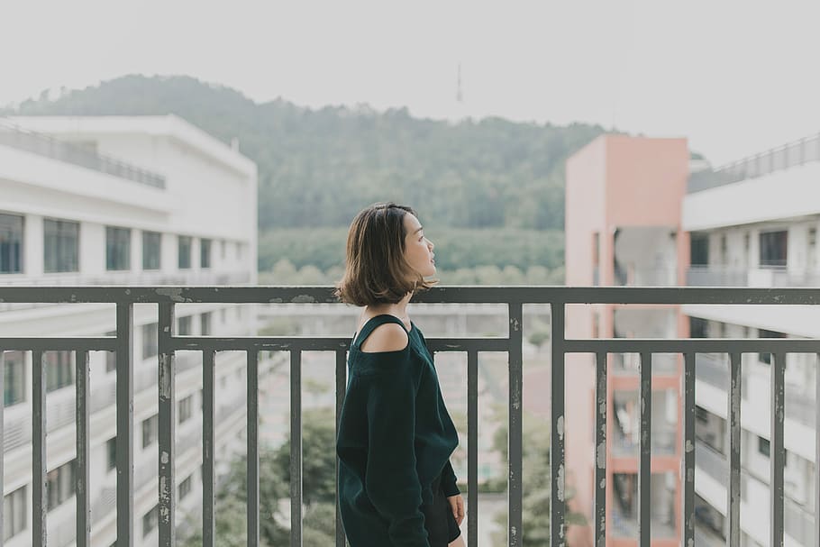 woman facing left beside rails, woman facing sideways, fence HD wallpaper