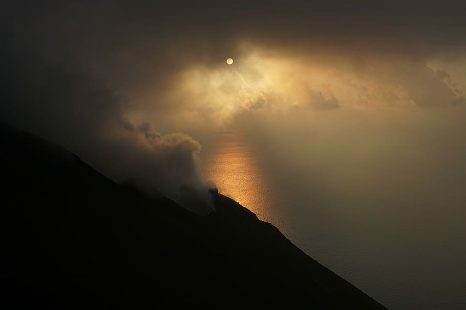 silhouette photography of mountain, low light photography of cloudy sky HD wallpaper