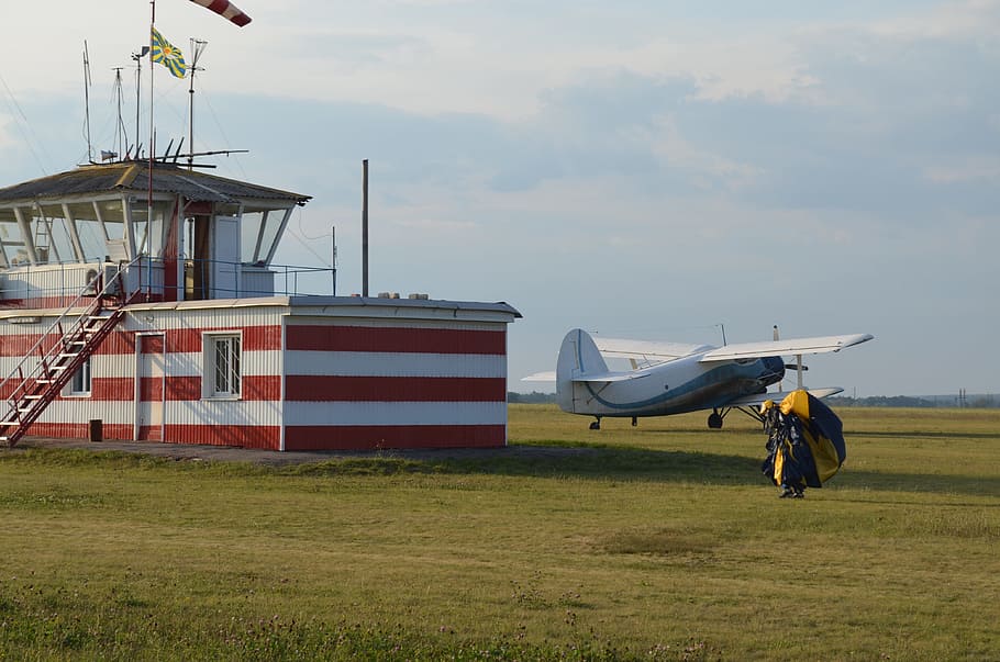 dispatch, airfield, plane, skydiver, preparation, transportation HD wallpaper