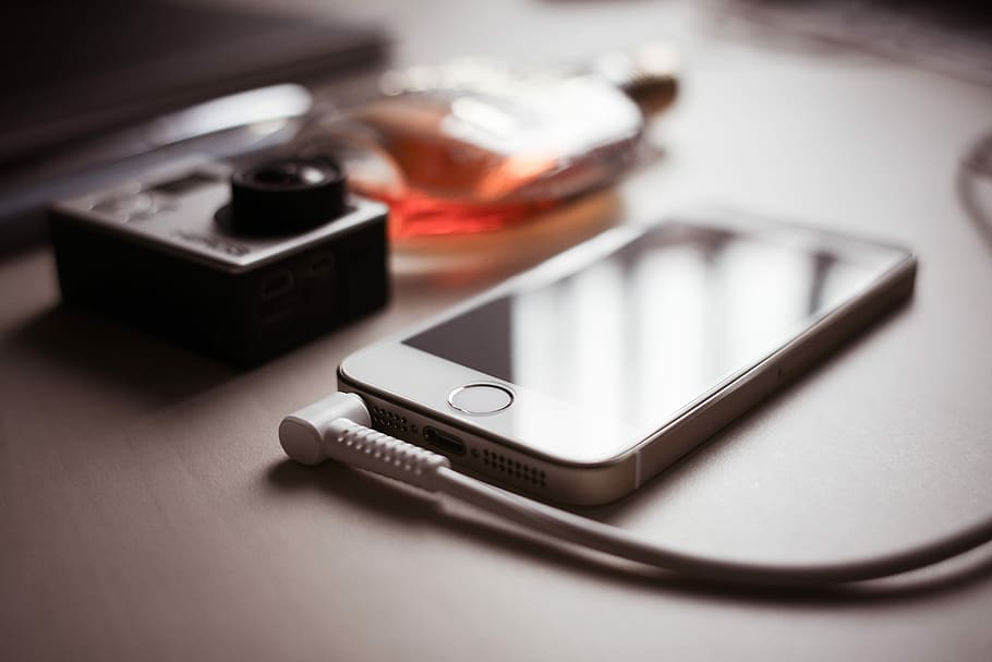 iPhone 5s with Headphones Jack, music, technology, equipment, HD wallpaper
