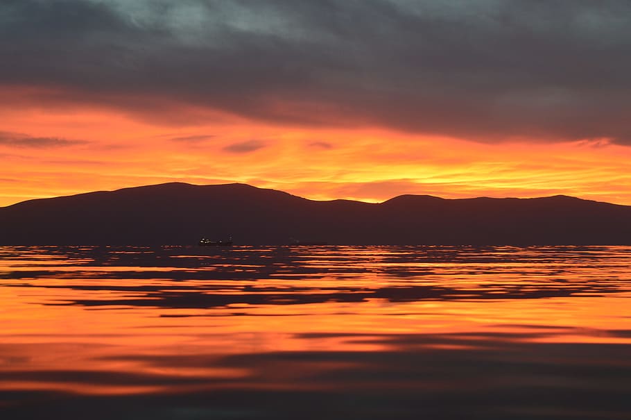 silhouette of mountains during sunset, sunset scenery over the mountains HD wallpaper