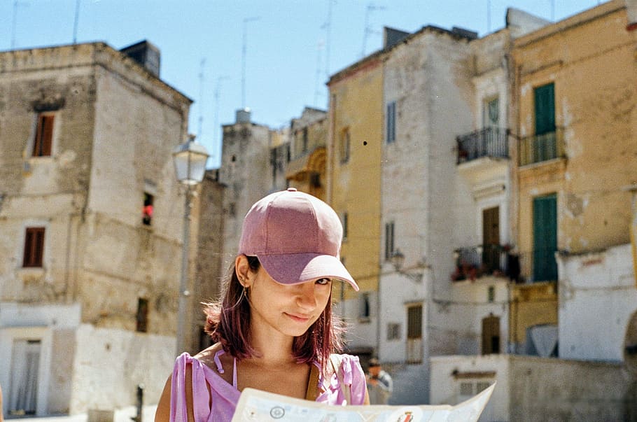 woman wearing pink fitted cap in city, woman holding paper outside, HD wallpaper