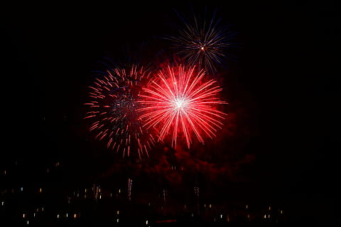 red fireworks on sky, rocket, star, bomb, fireworks bomb, new year's eve HD wallpaper