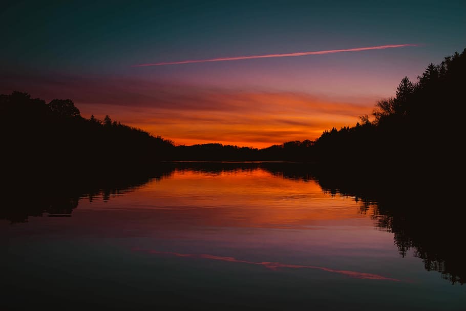 red sky reflecting body of water, body of water during golden hour HD wallpaper