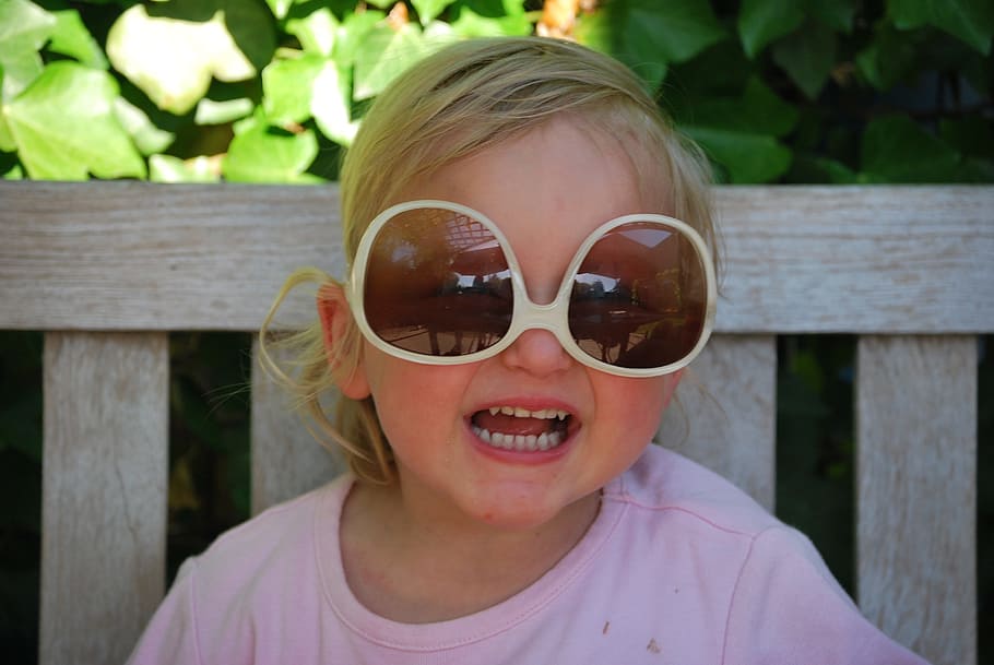 toddler girl wearing oversize sunglasses sitting on bench, child HD wallpaper