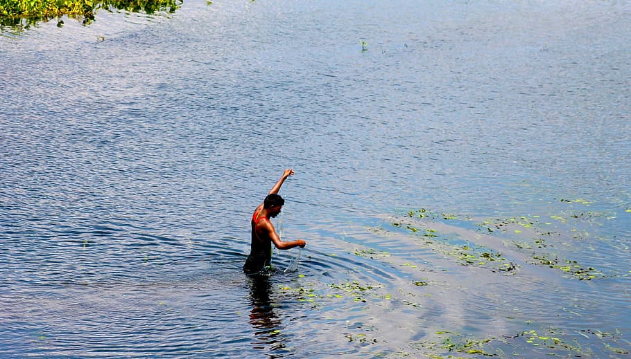 Catch water. Костюм для ловли рыбы в воде. Фото летнего улова в воде. Фотомир клюет в воду.