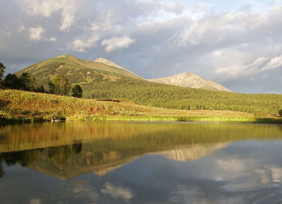 lake, mountains, forest, reflection, clouds, sky, beach, evening HD wallpaper