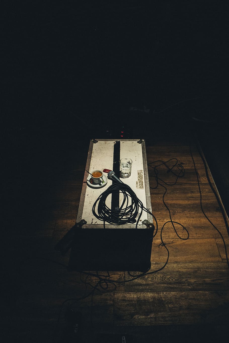 The Quiet Before the Storm, black microphone on case, stage, equipment HD wallpaper