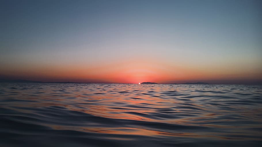 sunset in body of water, calm water and view of sunset, photo HD wallpaper