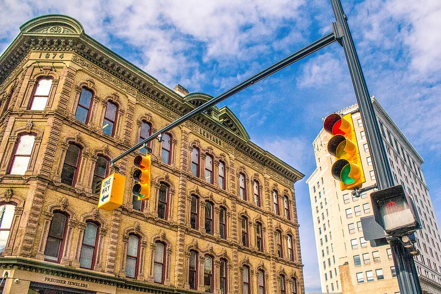 architectural photography of traffic lights near beige painted establishment, traffic light near brown building HD wallpaper