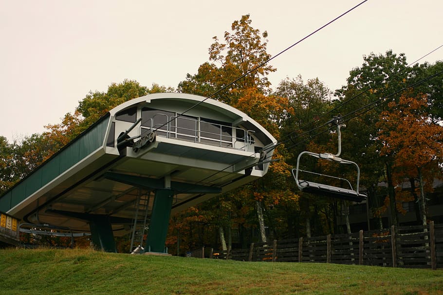 green cable car, cable cars beside trees, building, architecture, HD wallpaper