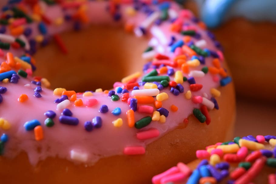 close-up photo of doughnut with sprinkles, donut, baked goods HD wallpaper
