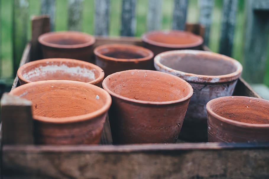 brown ceramic clay pots, shallow focus photography of brown clay pots HD wallpaper