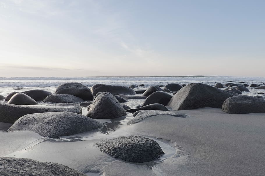 photo of rocks near shoreline, grayscale photography of stone formation HD wallpaper