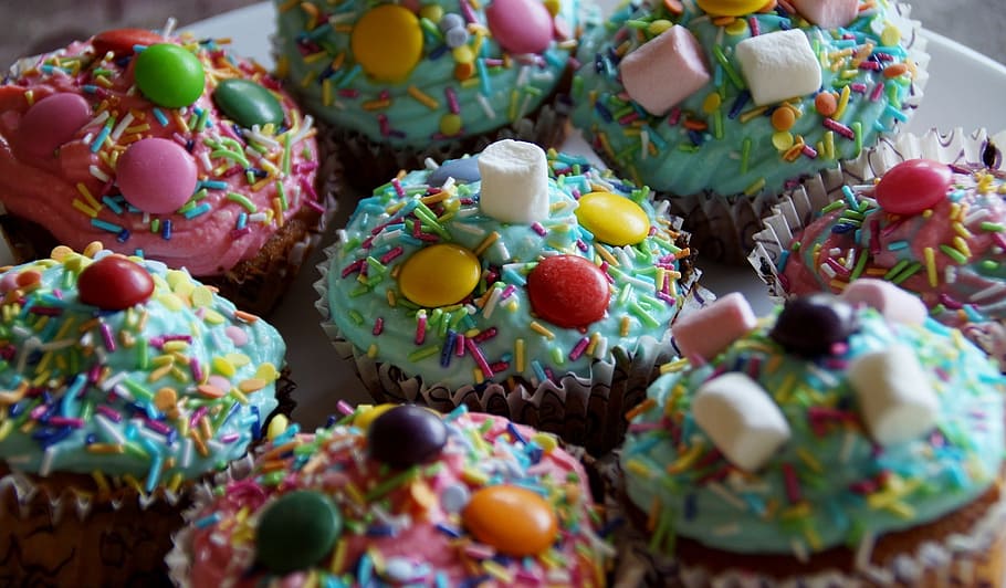 marshmallows and candy sprinkled cupcakes, cream, sweet, colors HD wallpaper