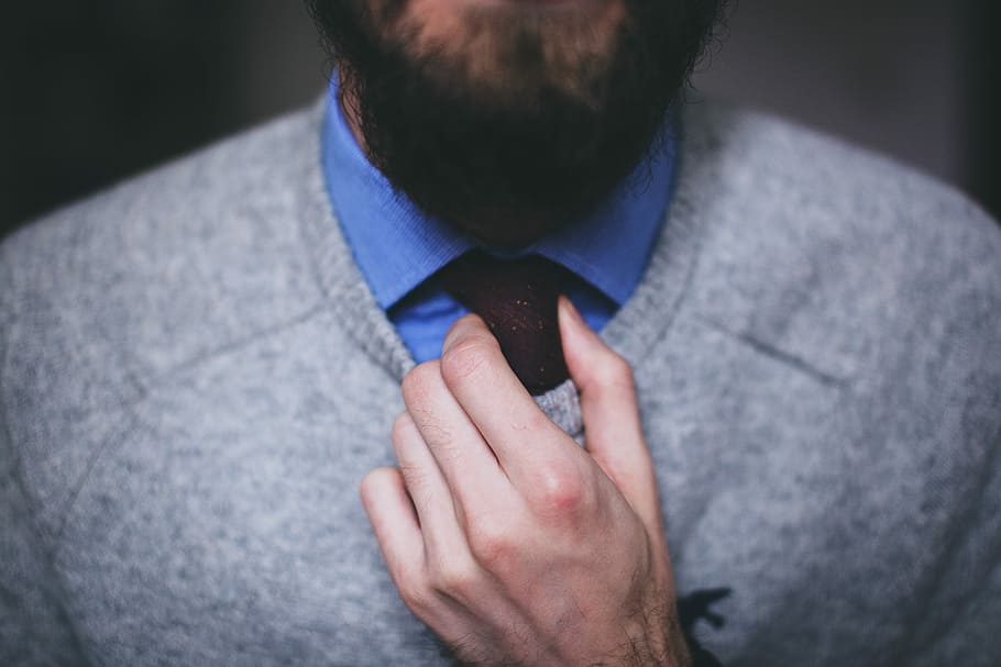 man wearing gray sweater, man in gray sweatshirt fixing necktie HD wallpaper