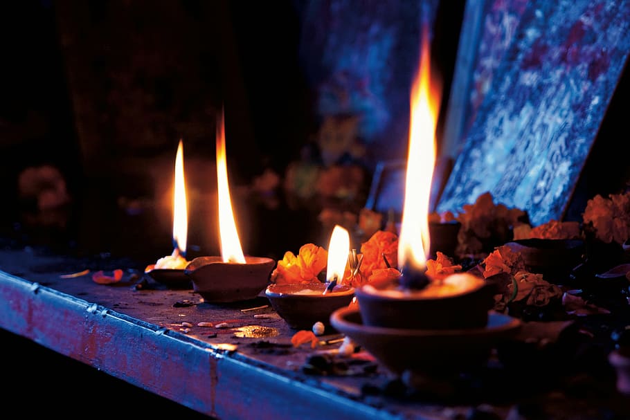red candle lighted on table, ghi, lamp, dark, bokeh, night HD wallpaper