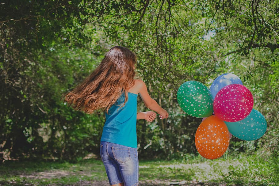 girl in blue top holding balloons, girl playing near trees holding balloons, HD wallpaper