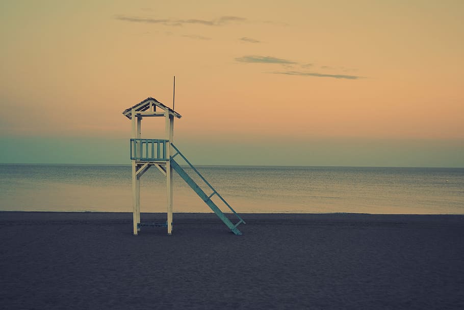 white and blue lifeguard house during golden hour, beach, ocean HD wallpaper