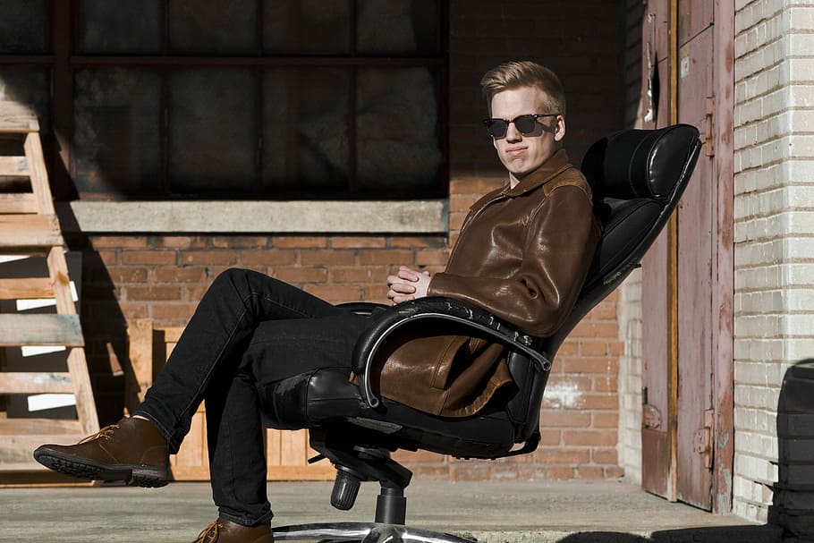 man sitting on black leather office rolling armchair, man sitting on rolling chair on focus photo HD wallpaper