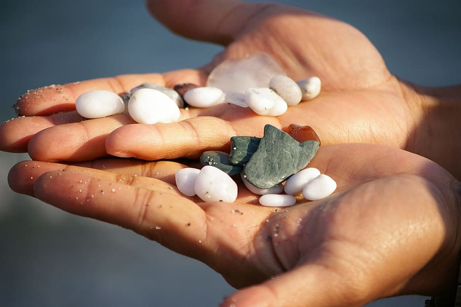 hands, beach, treasure, summer, sea, vacation, travel, ocean HD wallpaper