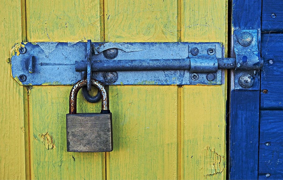 closeup photo of closed door, bolt, padlock, security, shed, beach hut, HD wallpaper