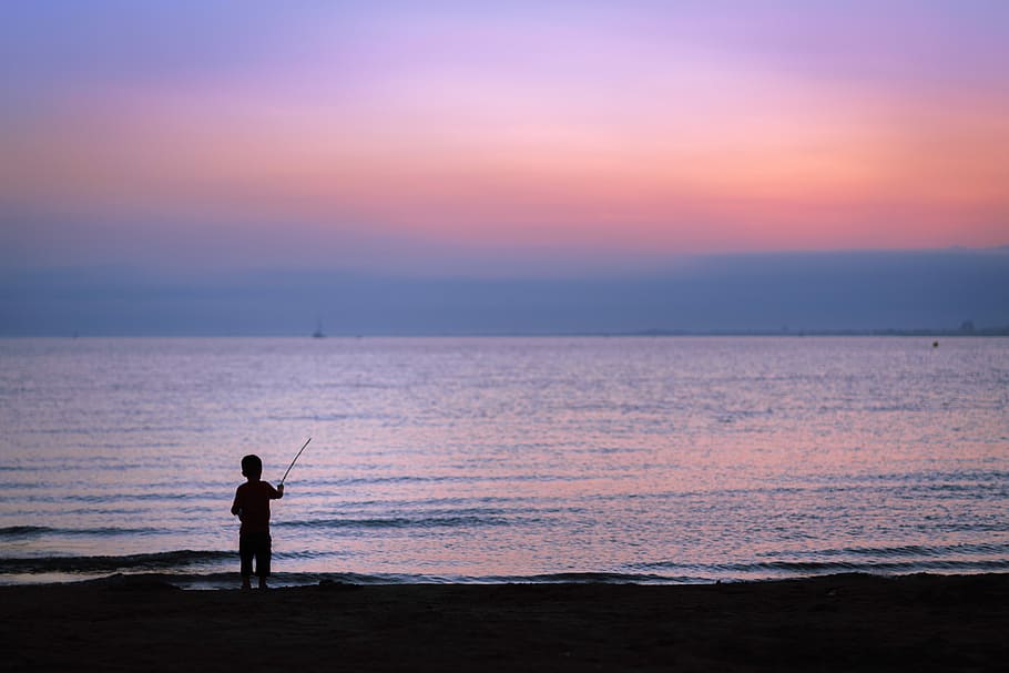 silhouette photography of toddler fishing on body of water, silhouette of child fishing on seashore HD wallpaper
