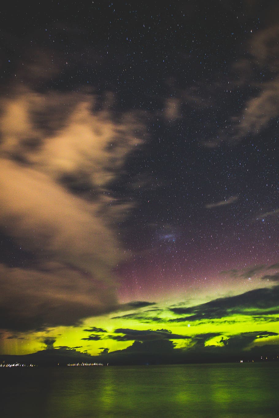 sky phenomenal under body of water, body of water under white clouds at nighttime HD wallpaper