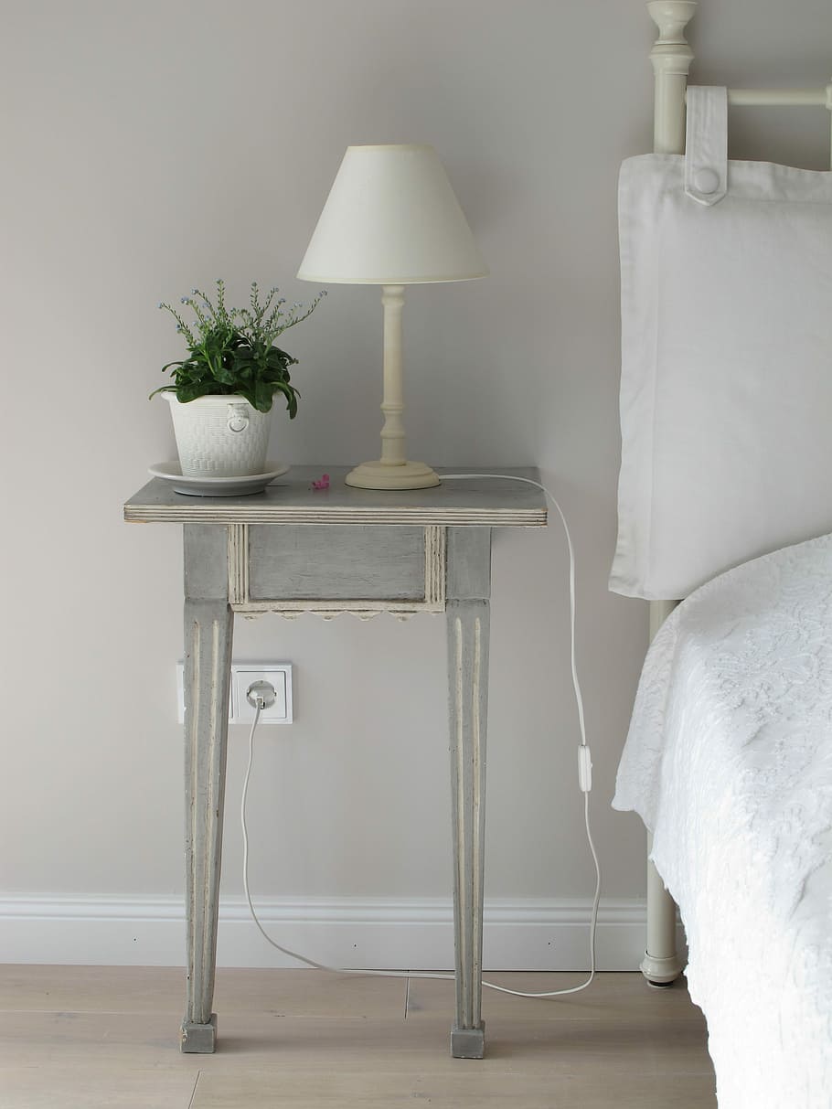 white table lamp on gray end table, room with table lamp and wooden table HD wallpaper