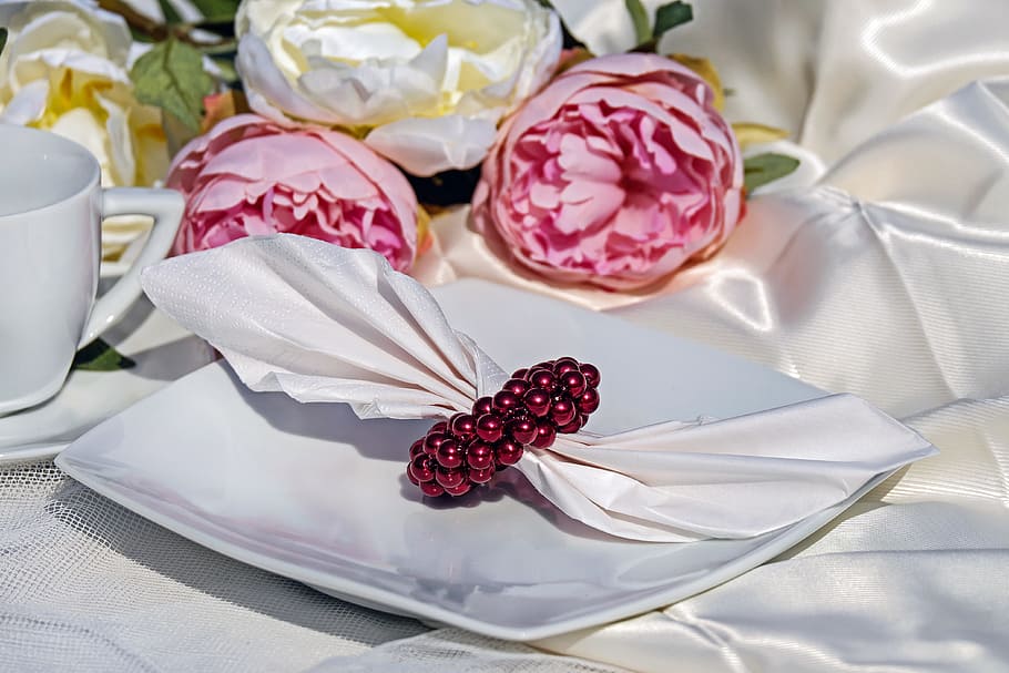 square white plate with white table napkin, napkin ring, beads HD wallpaper