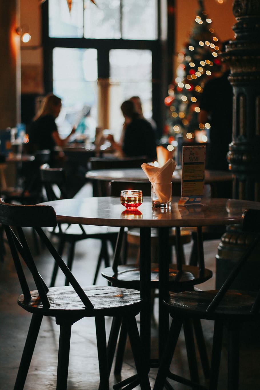 shallow focus photography on table, closeup photo of table and chairs with glass bowl HD wallpaper