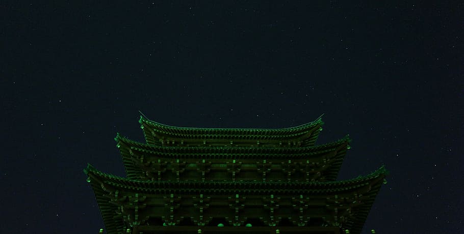 A building illuminated with green lights., gray pagoda building at nighttime HD wallpaper